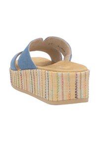 Sandales plates-formes en suède bleu avec une semelle tissée multicolore texturée et une semelle intérieure lisse couleur tan. Design à dos ouvert pour une meilleure respirabilité.