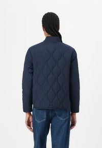 Tommy Jeans ONION QUILT JACKET - Light jacket - dark night navy