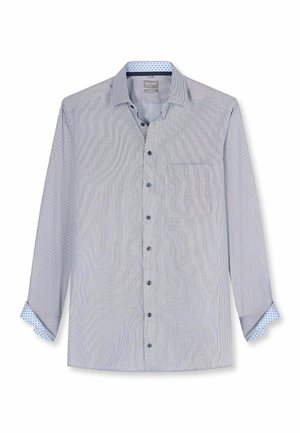 Hellblaues Herrenhemd mit langen Ärmeln, Knopfleiste, einer Brusttasche und gemustertem Innenfutter an Kragen und Manschetten.