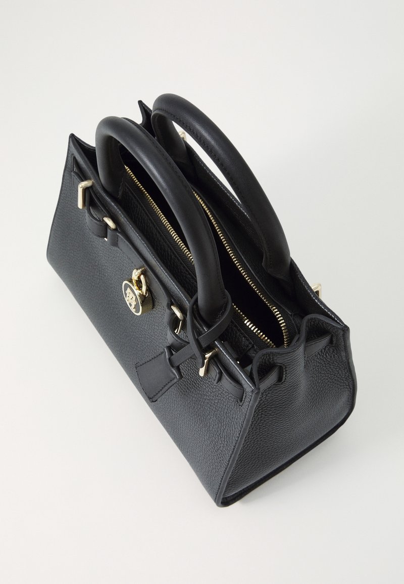 Sort læderhandbag med to korte håndtag, guldlås, lynlåslukning og struktureret finish. Har et logo-tryk på forsiden.