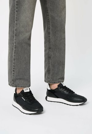 Trainers - schwarz