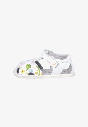 Sandalia blanca para niño pequeño con patrones florales, punta y talón abiertos, y una correa de velcro en el tobillo para un ajuste ajustable.