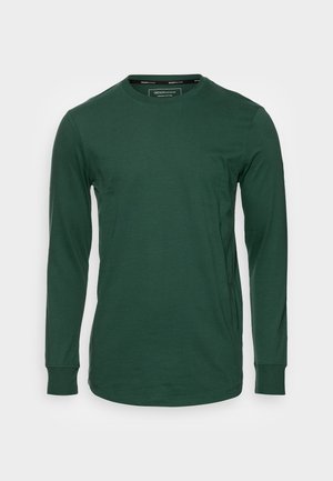 Ciemnozielony, długi rękaw, t-shirt z okrągłym dekoltem, rozłożony na płasko, z prążkowanymi mankietami i zaokrąglonym dołem na jasnoszarym tle.