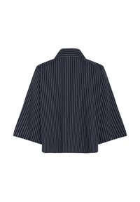 Navyblauwe gestreepte blouse met een kraag, korte wijde mouwen en een losse pasvorm. De stof heeft een gladde textuur met verticale witte lijnen.