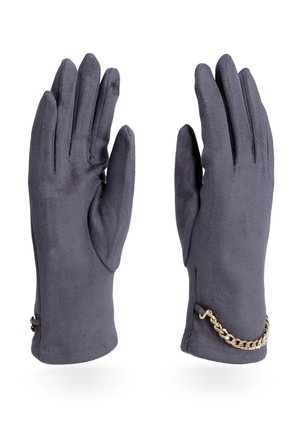 Guanti in suede grigi con una texture liscia, dotati di un elegante accento di catena dorata al polso e cinque aperture per le dita.