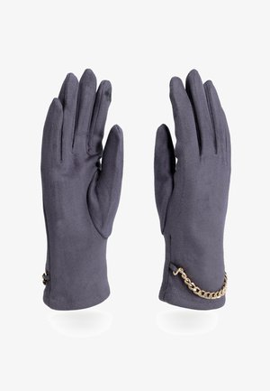 Guanti in suede grigi con una texture liscia, dotati di un elegante accento di catena dorata al polso e cinque aperture per le dita.