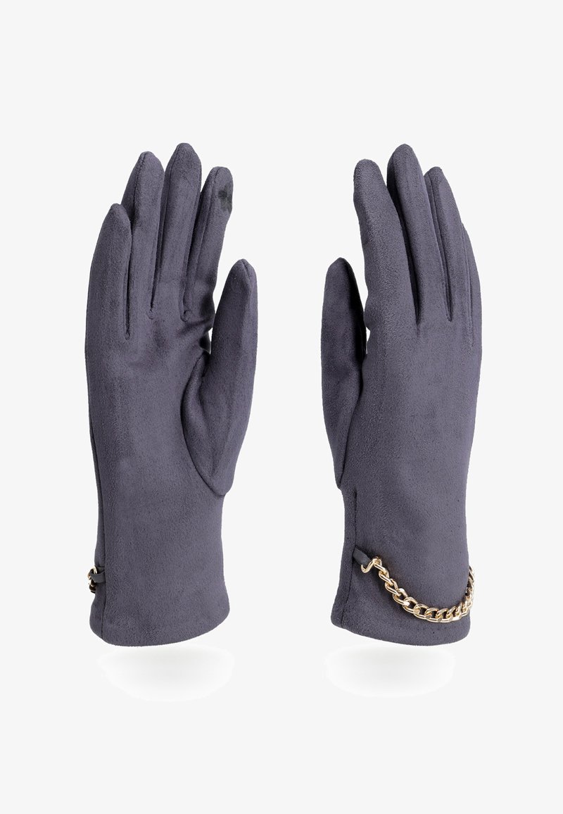 Guanti in suede grigi con una texture liscia, dotati di un elegante accento di catena dorata al polso e cinque aperture per le dita.