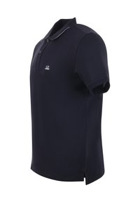 Polo shirt blu navy con colletto, due bottoni e maniche corte; presenta un piccolo logo sul petto e spacchi laterali all'orlo.