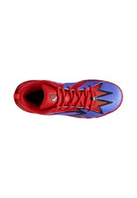 Zapatilla deportiva roja y púrpura con una parte superior de malla texturada, acentos en zigzag negros y cordones rojos. Cuenta con un collar y una pestaña en el talón acolchados.