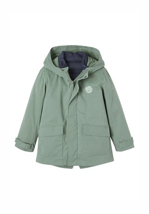 Grüne Kapuzenjacke für Kinder mit Fronttaschen, Reißverschluss- und Druckknopfverschluss sowie "Skate Board"-Logo auf der Brust.