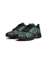 Chaussures de sport noires avec des panneaux en maille verte, accents réfléchissants, col rembourré et semelle en caoutchouc texturée. Offre une traction multidirectionnelle.