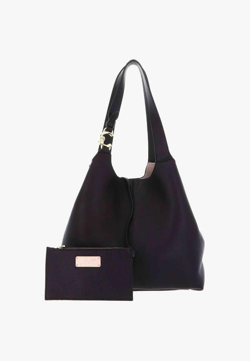 Grand sac à bandoulière en cuir violet avec une pochette à fermeture éclair plate. Il présente une texture lisse, des accessoires en or et une seule sangle large.