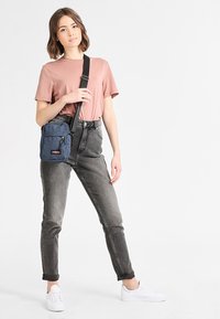 Eastpak THE ONE - Taška s příčným popruhem - double denim