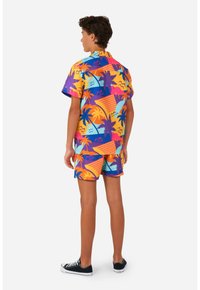 Korte mouwen shirt en short set met een meerkleurig tropisch patroon, met levendige tinten van oranje, roze, blauw en paars.