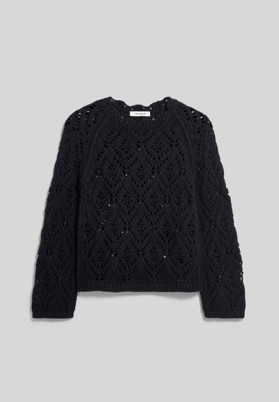 Pull noir en tricot avec un motif en dentelle en forme de losange, manches longues, encolure ronde et ourlet côtelé, présenté sur un fond gris.