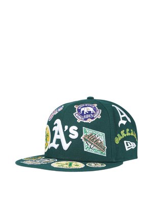 Cappellino da baseball verde scuro con più loghi degli Oakland Athletics, toppe e le scritte “A's” e “OAKLAND” ricamate in bianco e giallo.