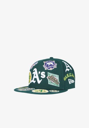 Cappellino da baseball verde scuro con più loghi degli Oakland Athletics, toppe e le scritte “A's” e “OAKLAND” ricamate in bianco e giallo.