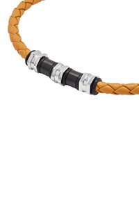 Pulsera trenzada de cuero naranja con cuentas cilíndricas negras y acentos de cromo, que presenta anillos de metal plateado intercalados a lo largo de la banda.