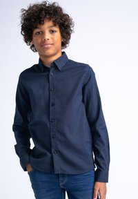 Camicia blu navy con bottoni, realizzata in tessuto testurizzato, con colletto a punta e maniche lunghe, dotata di bottoni neri e un taglio comodo.