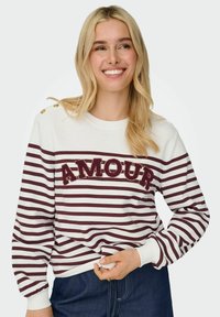Sweatshirt rayé blanc et bordeaux avec "AMOUR" en lettres texturées. Doté de boutons dorés à l'épaule et de poignets côtelés. Coupe décontractée.