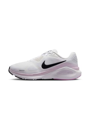 Weißer Nike Laufschuh mit schwarzem Swoosh, hellrosa Akzenten, atmungsaktivem Mesh-Obermaterial und gedämpfter Sohle, seitliche Ansicht.