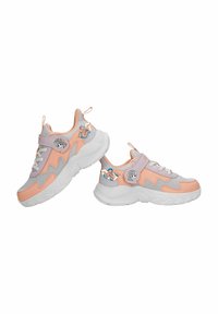 Baskets pour enfants roses et grises avec semelles blanches, lacets et une bride Velcro avec un petit dessin de personnage sur fond blanc.