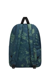 Ryggsäck med ett mönster i blå-gröna nyanser, tillverkad av tyg, med justerbara remmar och en vadderad baksida för komfort.