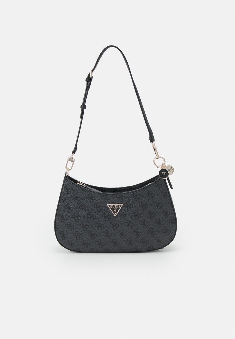 Schwarze Tasche mit Logo-Druck, die eine geschwungene Form und eine glatte Textur aufweist. Sie verfügt über einen Reißverschluss, einen verstellbaren Riemen und Akzente in goldfarbener Hardware.