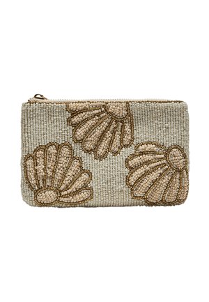 Prostokątna kopertówka zdobiona koralikami z suwakiem, z trzema dużymi wzorami muszli w odcieniach beżu i brązu na jasnym tle.