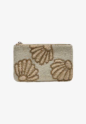 Prostokątna kopertówka zdobiona koralikami z suwakiem, z trzema dużymi wzorami muszli w odcieniach beżu i brązu na jasnym tle.