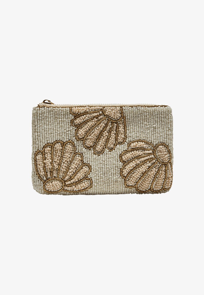 Pochette rectangulaire perlée avec fermeture éclair, ornée de trois grands motifs de coquillages en tons beige et marron sur fond clair.