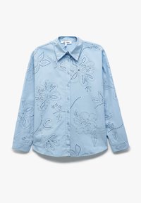 Himmelblaues Hemd mit langen Ärmeln und Knopfleiste, das mit floralem Stickerei und dekorativen Ausschnitten versehen ist. Weicher Stoff, klassischer Kragen und gerader Saum.