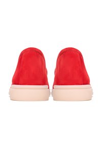 Červené semišové slip-on boty s kulatou zadní částí a krémovými gumovými podrážkami. Hladký povrch s minimem švů.