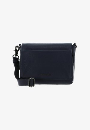 Sac bandoulière en cuir bleu marine avec une surface texturée, une bandoulière ajustable, une poche avant et des métaux. Design rectangulaire compact.