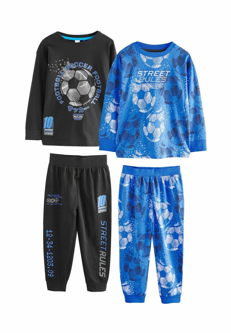Dos conjuntos de pijamas infantiles. Uno incluye una camiseta negra de manga larga con un gráfico de fútbol, combinado con pantalones negros. El otro conjunto tiene una camiseta azul de manga larga con patrones de fútbol y pantalones azules a juego con puños elásticos.