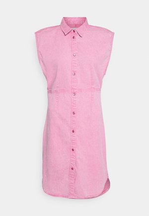 Robe chemise sans manches rose avec col, épaules structurées et un ourlet légèrement arrondi.