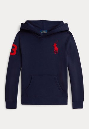 Laivastonsininen huppari, jossa etutasku, punainen Polo Ralph Laurenin polopelaajan logo rinnassa ja punainen numero 3 oikeassa hihassa.