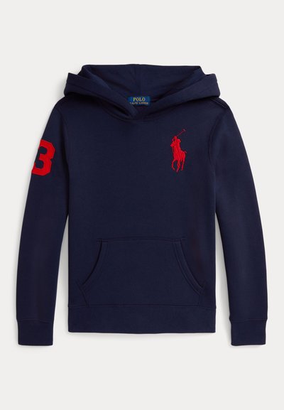 Marineblauer Hoodie mit Vordertasche, rotem Polo Ralph Lauren Polospieler-Logo auf der Brust und roter Nummer 3 am rechten Ärmel.