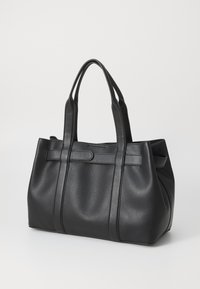 Borsa tote in pelle nera con due manici robusti, finitura testurizzata e dettagli cuciti. Interno spazioso con design a apertura superiore.