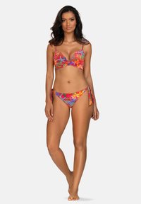 Komplet bikini z kolorowym kwiatowym wzorem, z trójkątnym stanikiem na biustonosz i majtkami wiązanymi po bokach, wykonany z gładkiej, rozciągliwej tkaniny.