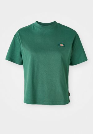 Grünes T-Shirt mit kurzen Ärmeln aus Baumwolle, mit Rundhalsausschnitt, einem kleinen gestickten Logo auf der Brust und geradem Saum.