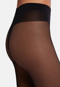 Svarta genomskinliga strumpbyxor med en slät textur, med ett brett elastiskt midjeband och en semi-transparent finish som framhäver benen.