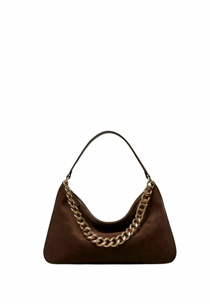 Borsa a tracolla in tessuto marrone con una forma triangolare strutturata, dotata di tracolla in catena dorata e superficie liscia.