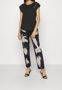 DKNY Triko s potiskem - black