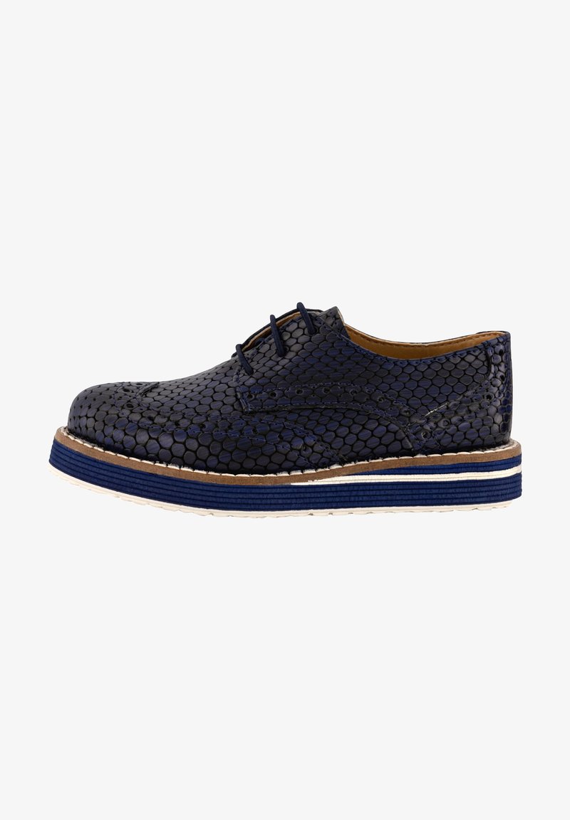 Chaussure en cuir bleu marine pour homme, à lacets, avec un motif en écailles texturé et une semelle superposée en bleu, blanc et tan.