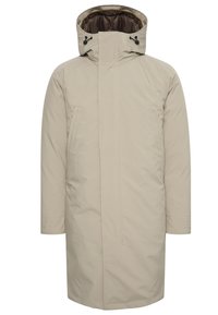 Beige vattentät parka med hög krage, två sidofickor och dragskojusteringar. Slät yttertextur, isolerad foder.