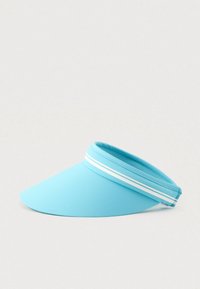 Svijetloplavi sportski vizir s bijelim dvostrukim trakama na remenu, nagnut udesno na običnoj svijetloj pozadini.