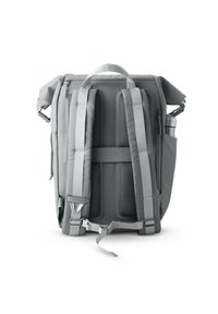 Sac à dos gris avec dos et bretelles rembourrés, compartiments zippés et accents en maille. Comprend une poche latérale pour une bouteille d'eau.