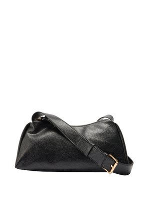 Czarna torebka na ramię z teksturowanej skóry w prostokątnym kształcie, złotą klamrą na regulowanym pasku oraz zamknięciem na zamek u góry.