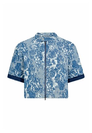 Chaqueta de manga corta con estampado floral azul, con cierre de cremallera y un dobladillo suave y deshilachado. El material parece texturizado y ligero.